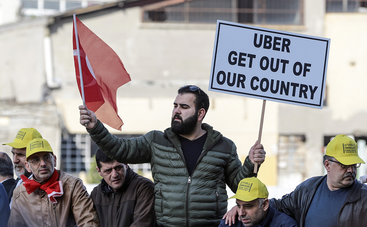 Участники митинга водителей такси против&nbsp;сервиса Uber в Стамбуле. 12 марта 2018 года