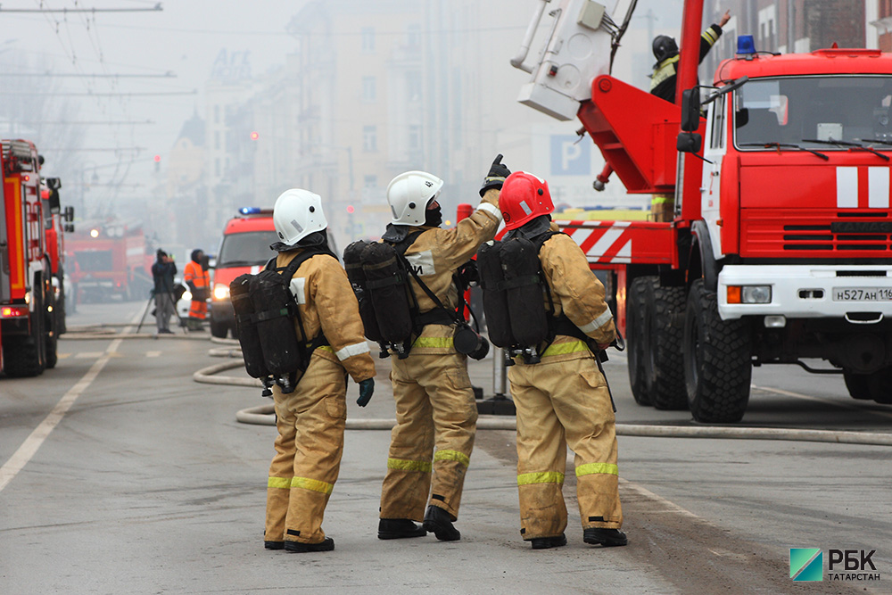 При пожаре в промзоне Нижнекамска пострадали 17 человек
