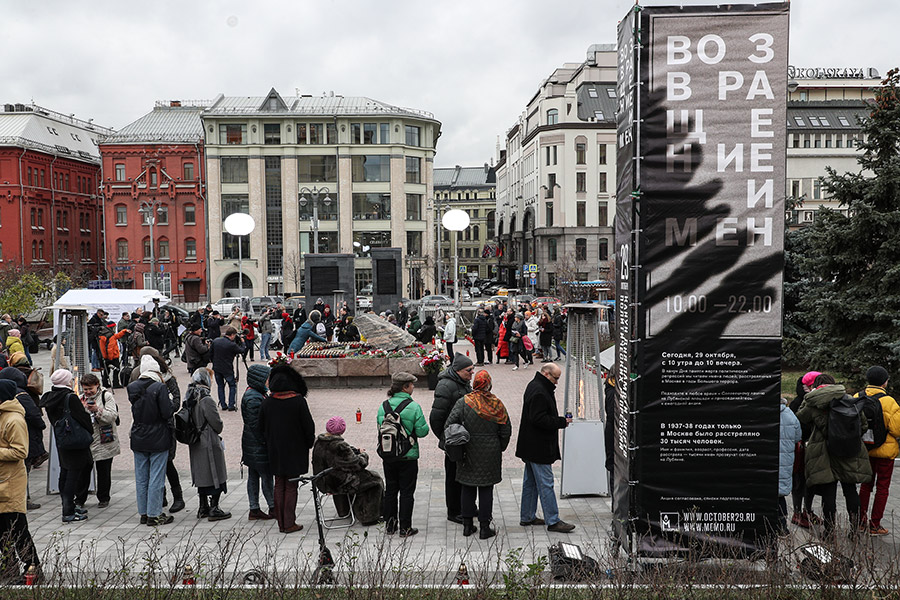 Мероприятие у Соловецкого камня на Лубянской площади в Москве началось в 10:00 и продлится до 22:00