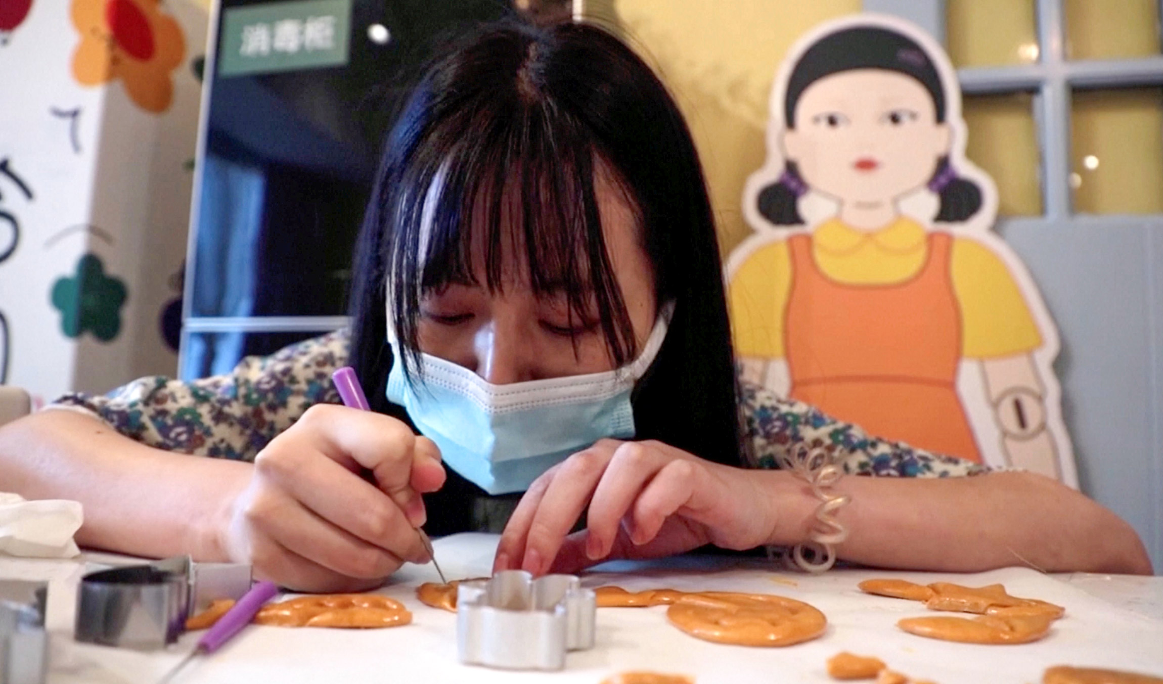 16 октября, Пекин (Китай). Посетители пекарни вырезают формы из печенья на мероприятии, посвященном сериалу