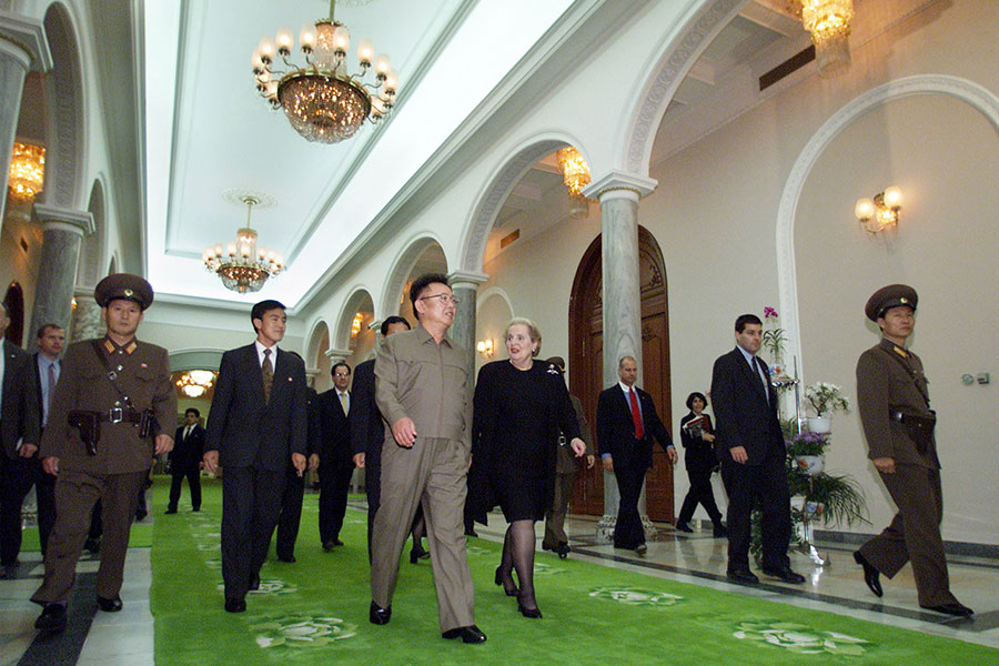 23 октября 2000 года госсекретарь США Мадлен Олбрайт прибыла с официальным визитом в Северную Корею. Олбрайт встретилась с Ким Чен Иром в Пхеньяне. На встрече обсуждались ракетные и атомные программы Северной Кореи, а также экспорт вооружений в Иран и Сирию