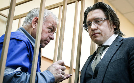 Водитель снегоуборочной машины Владимир Мартыненко (слева) и адвокат Александр Карабанов