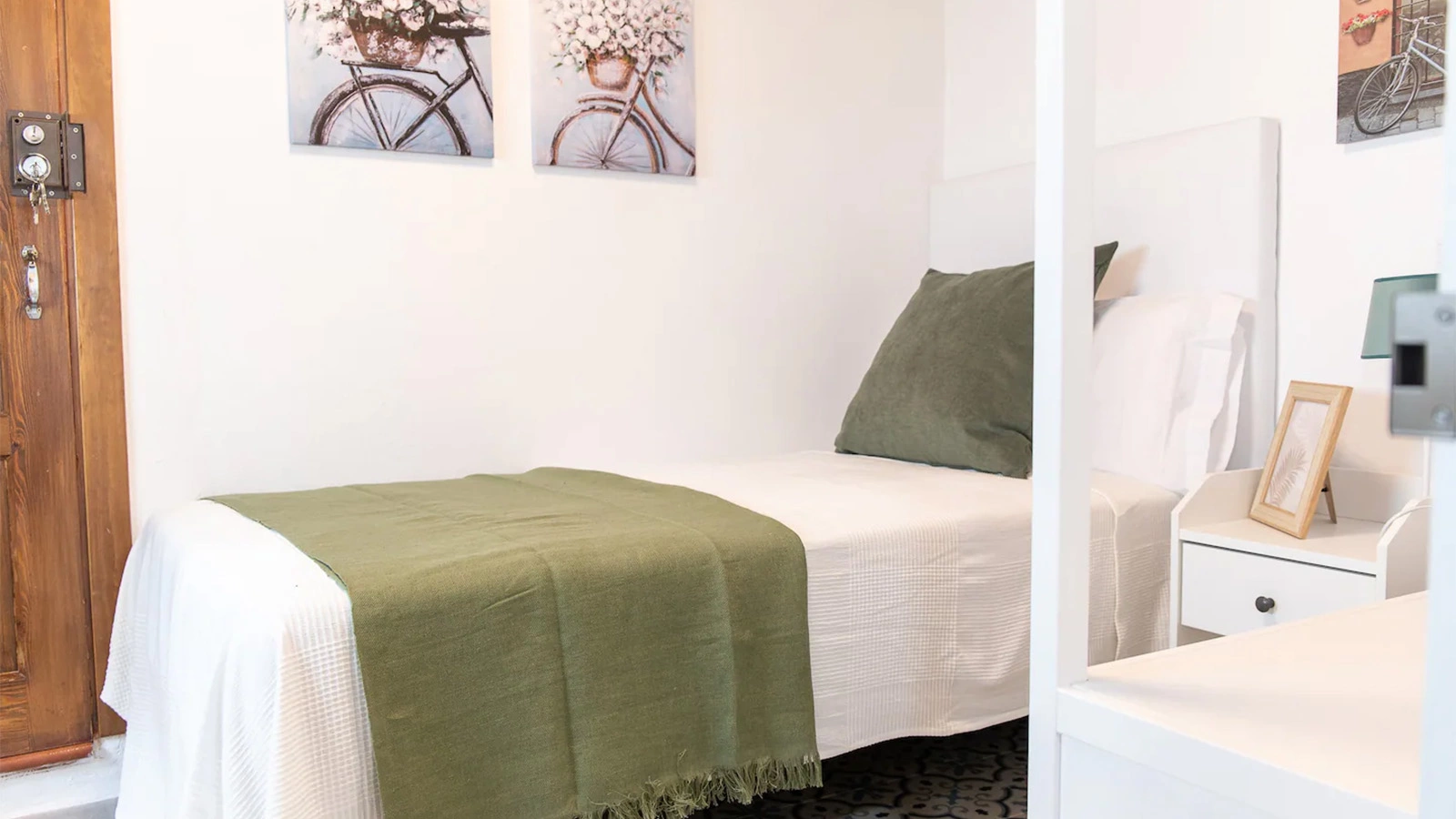 <p>Интерьер комнаты в монастыре Санта-Мария-де-Хесус, которая предлагается туристам для краткосрочной аренды</p>