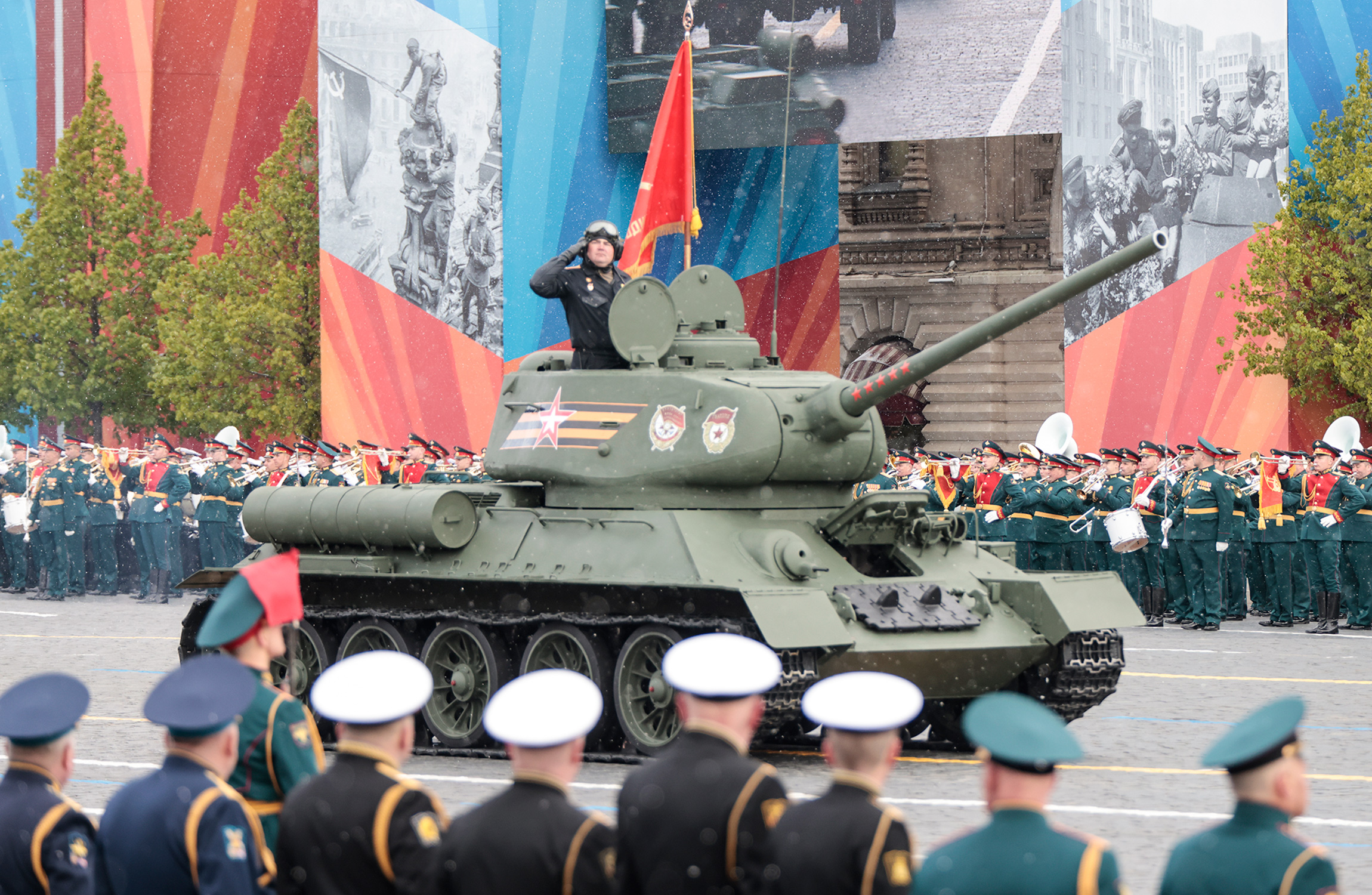 Танк Т-34-85 на параде в Москве.