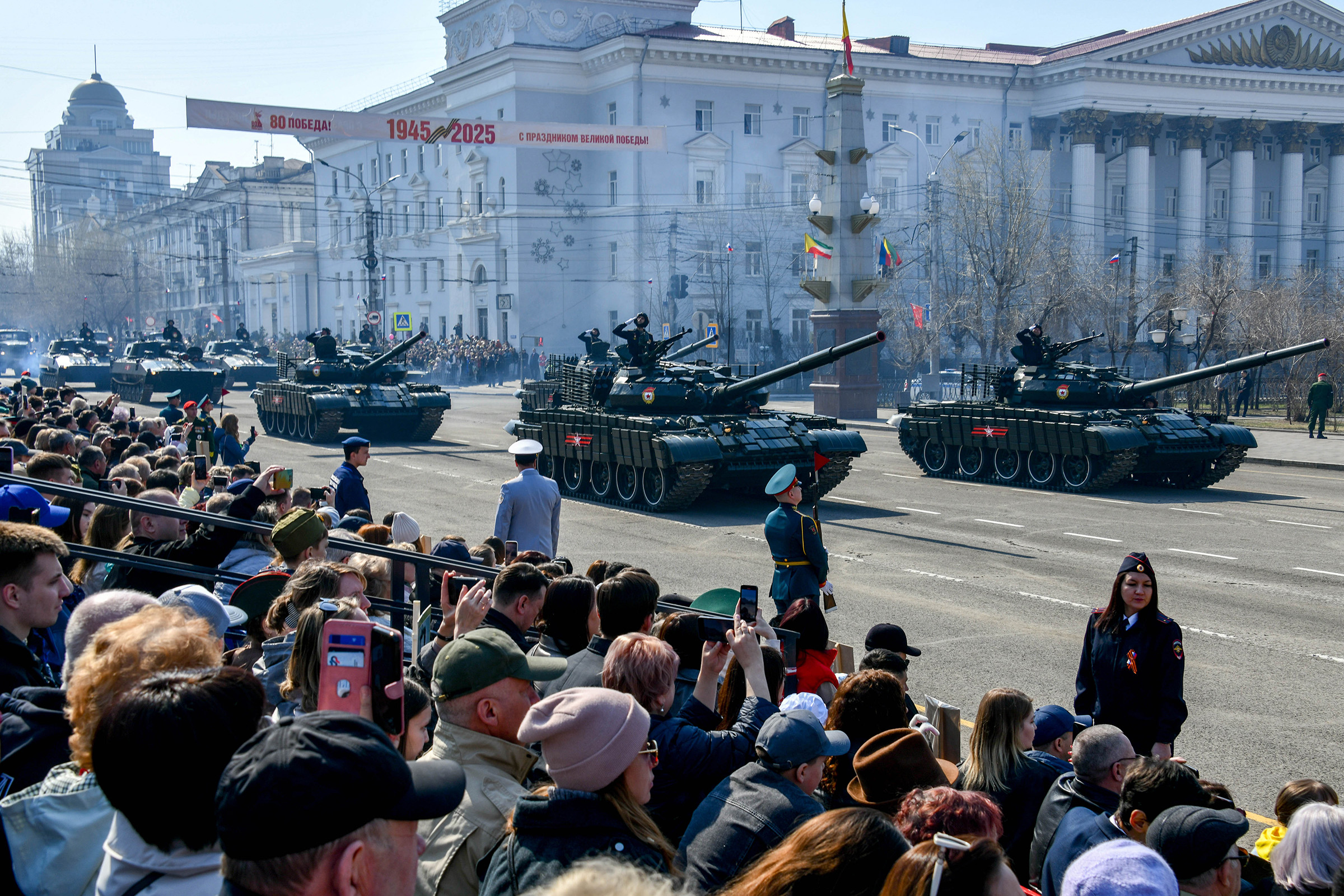 Средние танки Т-62М во время парада в Чите