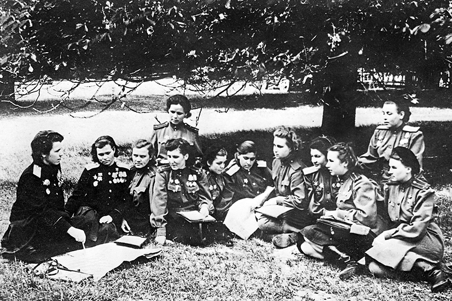 Командир эскадрильи гвардии майор Евдокия Никулина (слева) и штурман Евгения Руднева (вторая слева) ставят боевую задачу летному составу. Члены экипажей уже в новой парадной форме, сшитой на заказ ко Дню Победы, Второй Белорусский фронт, 1945 год
Советские товарищи-мужчины в начале войны с иронией называли девушек «бабий» или «Дунькин» полк (их командиром была Евдокия Бершанская, поэтому формально такое обращение было оправдано). Когда девушкам удалось доказать свое бесстрашие и мастерство, а в чем-то и обогнать мужские полки, отношение изменилось. Летчики стали обращаться к ним ласково «сестренки», пехотинцы называли их «небесными созданиями», а командующий армией — самыми красивыми женщинами в мире. «Настоящая красота заключается не в накрашенных бровях и губах, а в том великом душевном порыве, с которым вы воюете за свободу нашей Родины», — говорил он.
