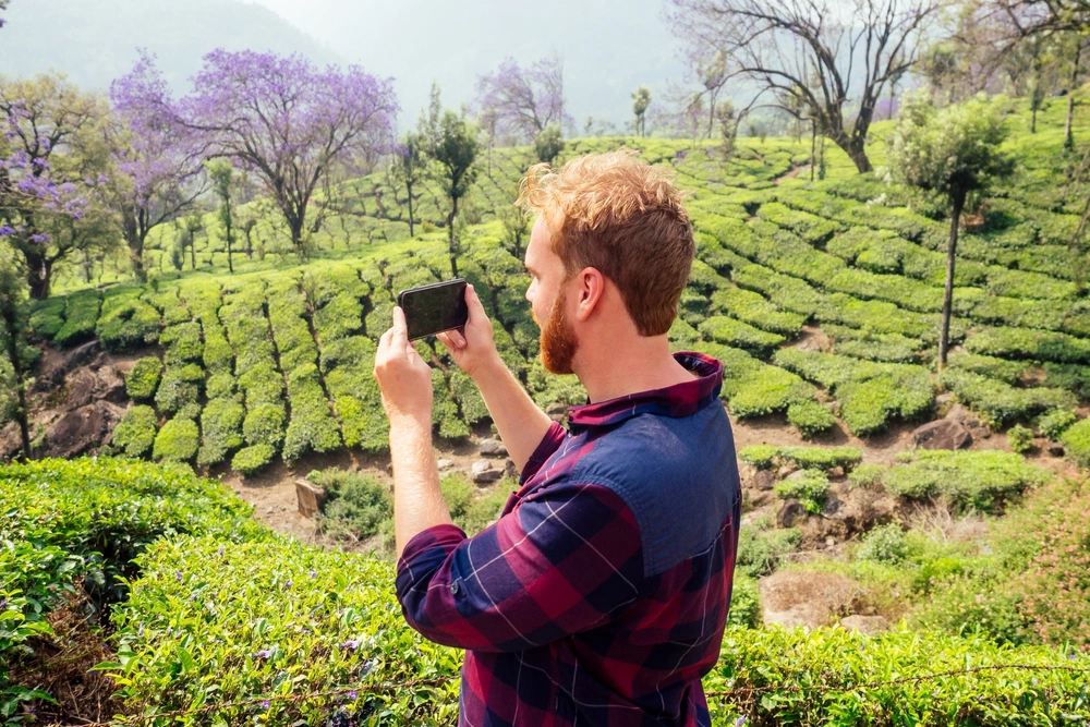 Например, в подкасте о путешествиях ведущие рассказывают о своем последнем приключении и упоминают, что бронировали отели через удобный сервис, который стал спонсором выпуска