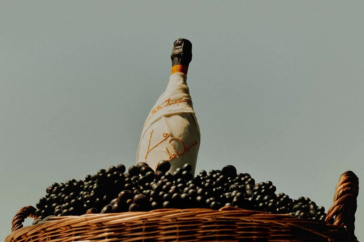 Дизайнер Симон Порт Жакмюс, который основал собственный бренд Jacquemus в 19 лет, создал бутылку для шампанского La Grande Dame 2018 от Veuve Clicquot