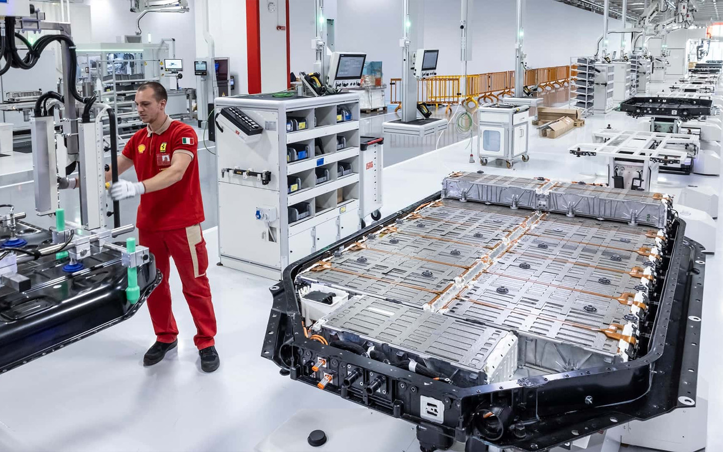 По данным Ferrari, запас хода электромобиля составляет около 530 км. Однако, эта цифра получена по оптимистичному европейскому циклу WLTP. По более строгой американской методике EPA он, вероятно, будет ближе к 450 км.