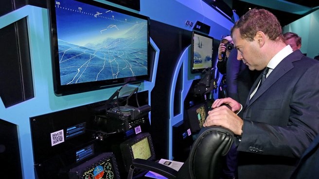 Д.Медведев поговорил с космосом и посидел за штурвалом космолета
