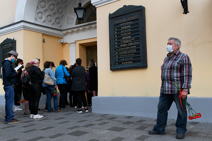 У входа в здание Малого театра перед началом церемонии прощания с народным артистом России Борисом Клюевым в Москве