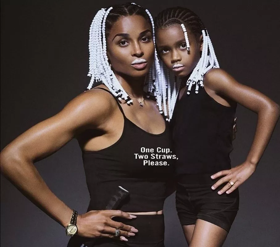 <p>Певица Сиара с дочерью&nbsp;Сьенной&nbsp;в образах Серены и Винус Уильямс. В таком виде легендарные теннисистки позировали для рекламной кампании Got Milk? в 2001 году</p>