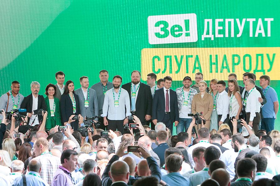 Владимир Зеленский (третий справа на дальнем плане) во время съезда партии &laquo;Слуга народа&raquo;, 2019 год
