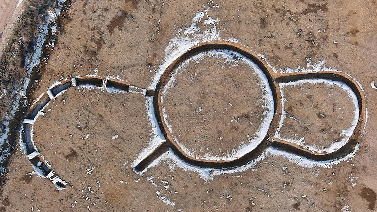 <p>Вид сверху на необычную конструкцию, которую археологи обнаружили во время раскопок во Франции</p>
