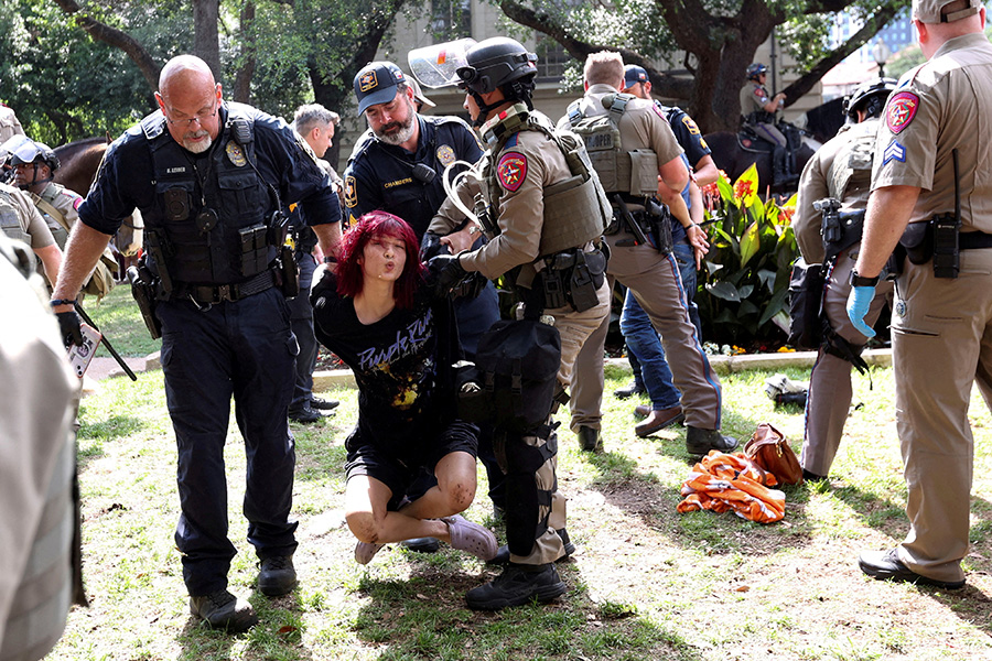 Правоохранительные органы задерживают участницу протестов в поддержку Палестины в Университете Техаса, 24 апреля 2024 года