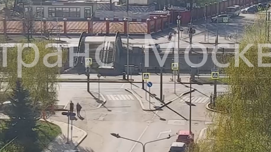 В Москве автомобиль вылетел в Яузу. Видео