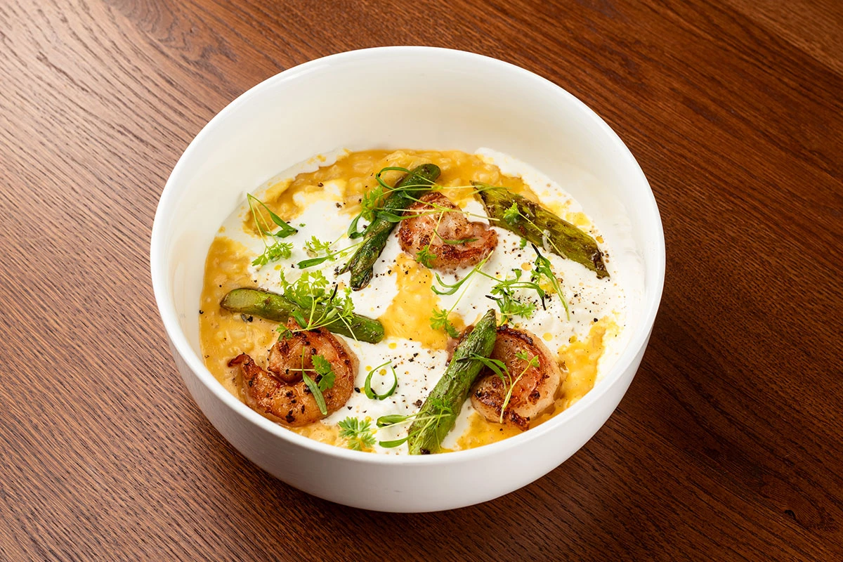 Тыквенное ризотто с креветками, спаржей, страчателлой и трюфельным маслом