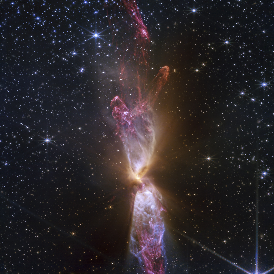 На фото&nbsp;&mdash; объект Lynds 483, состоящий из двух активно формирующихся звезд. Они расположены в центре фигуры, напоминающей песочные часы, в непрозрачном горизонтальном диске из холодного газа и пыли. Запечатленные звезды находятся в созвездии Змеи, на расстоянии 650 световых лет от Земли