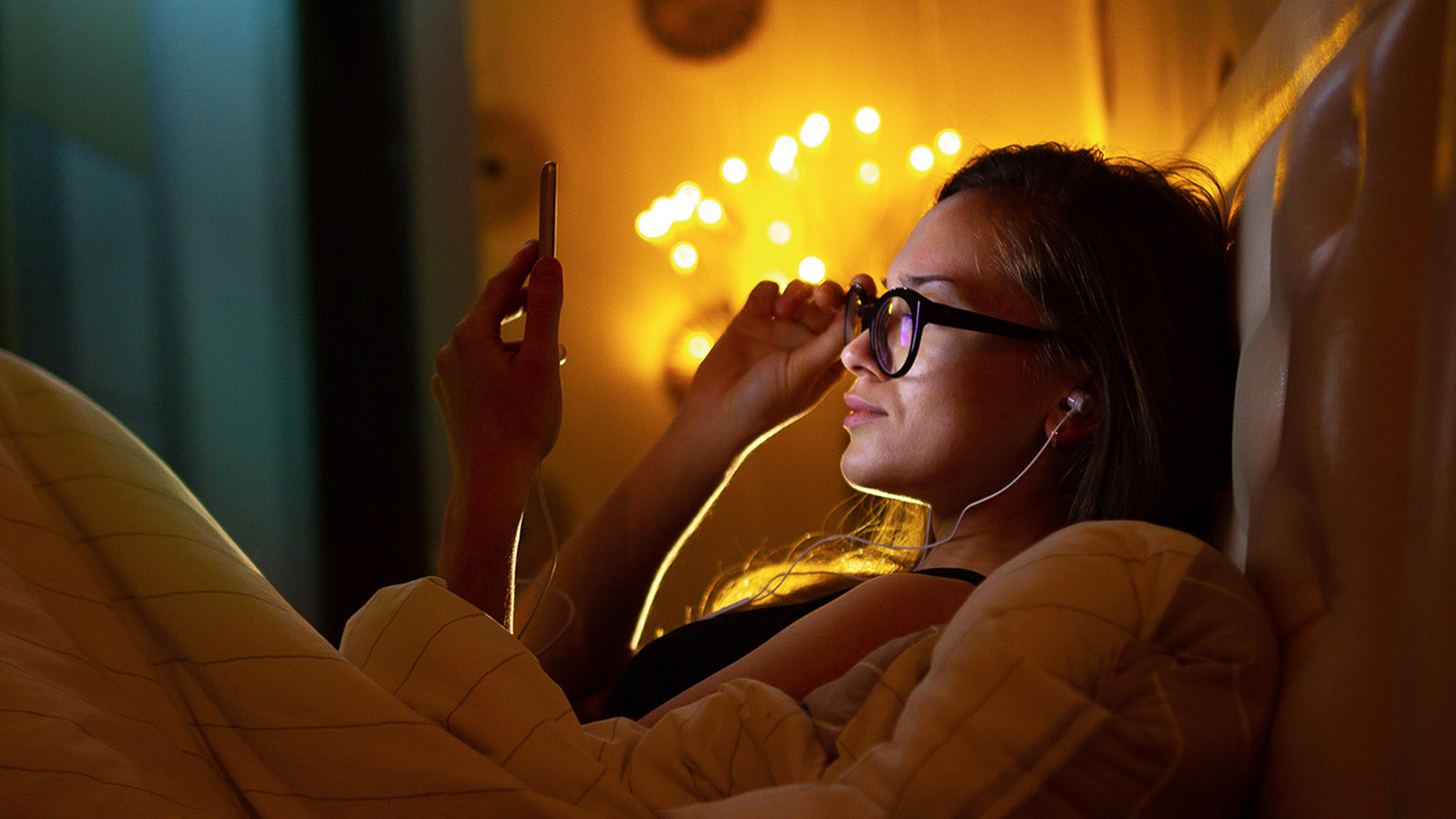 Оказывается, соцсети и сериалы влияют на наш ночной сон. Врач дала советы