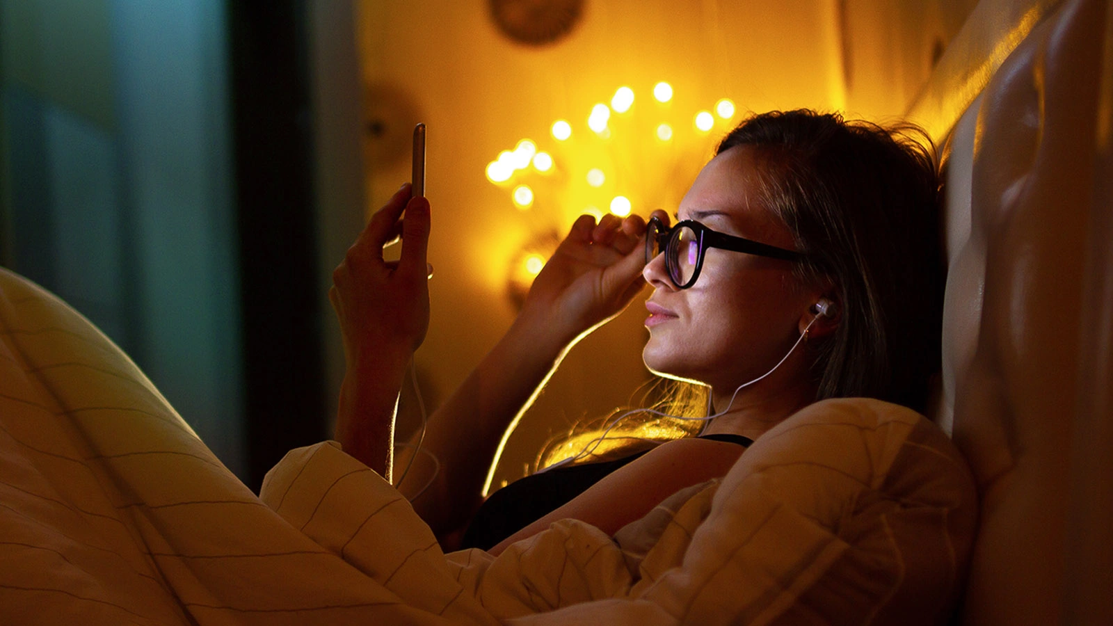 Оказывается, соцсети и сериалы влияют на наш ночной сон. Врач дала советы