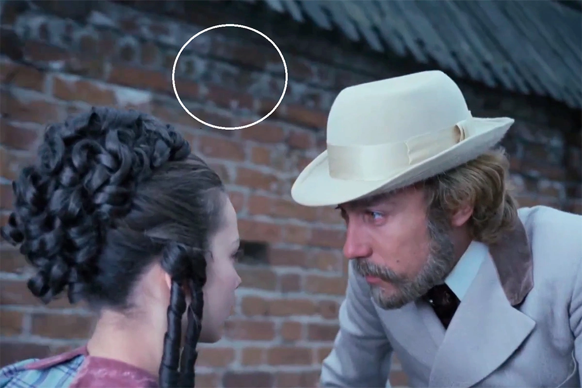 В этот момент оба героя оказались на фоне стены, которая находится очень близко к ним, кадр из фильма «Мой ласковый и нежный зверь», режиссер Эмиль Лотяну, 1978 год