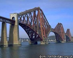 В Шотландии завершают начатую 100 лет назад покраску моста