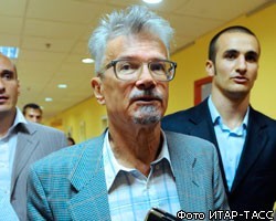 Лидеры оппозиции Б.Немцов и Э.Лимонов вышли на свободу