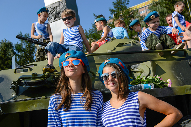 Дети у мемориала &laquo;Черный тюльпан&raquo; в&nbsp;Екатеринбурге во&nbsp;время празднования Дня Воздушно-десантных войск
