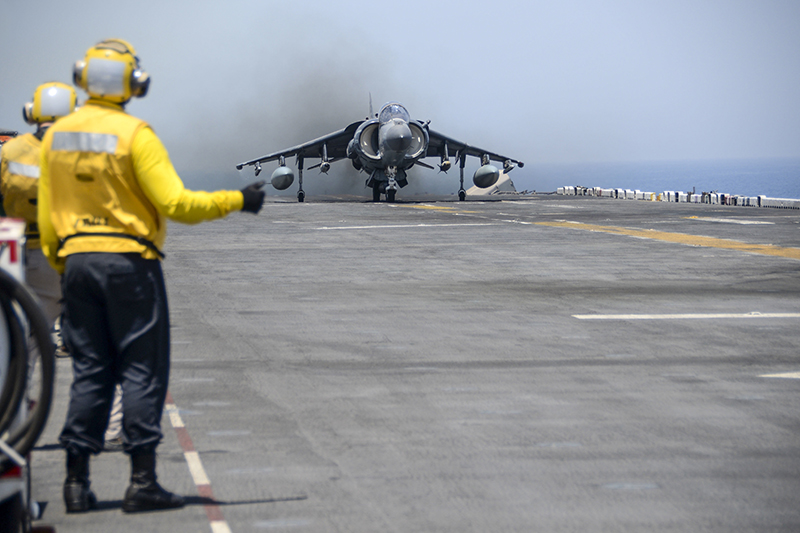 Американский самолет AV-8B Harrier II, участвующий в&nbsp;операции &laquo;Непоколебимая решимость&raquo;. Персидский залив, 2016 год
