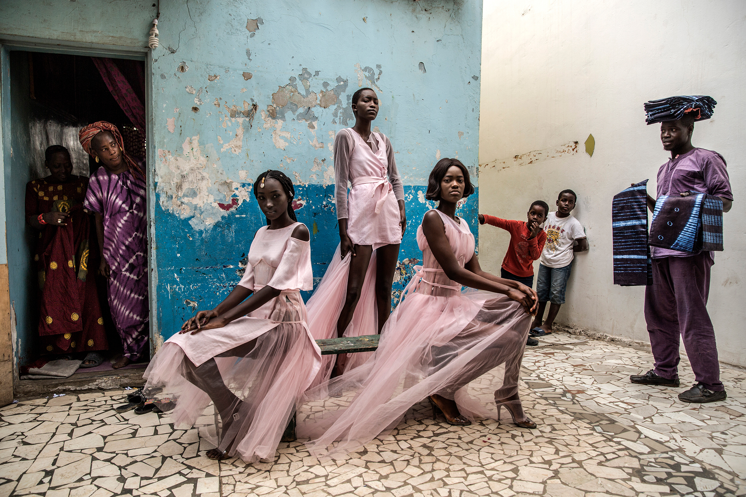 Автор:  Финбарр О&#39;Райли, Великобритания

Модели во время показа бренда Adama Paris в Дакаре, Сенегал. Дакар&nbsp;&mdash; растущий центр франко-африканской моды. Ежегодно проводимая в нем Неделя моды включает открытое для всех уличное шоу, в котором принимают участие тысячи людей со всего города
