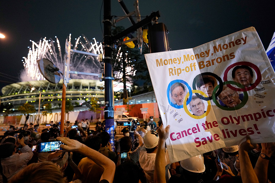 Сотни людей вышли на акцию протеста против Олимпиады во время церемонии открытия Игр.