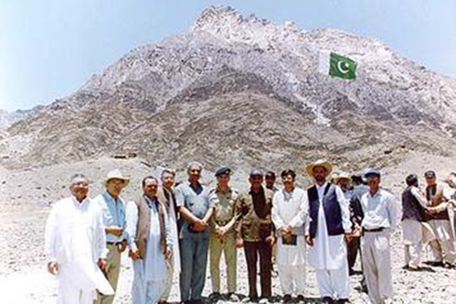 На фото: группа пакистанских испытателей ядерного оружия на фоне горы Кох Камбаран (провинция Белуджистан).

Свои ядерные испытания Пакистан провел в конце мая 1998 года в ответ на индийские взрывы. Они прошли на полигоне &laquo;Чагай&raquo; в районе хребта Рас Кох. Военные взорвали под землей шесть устройств общей мощностью до 18 тыс. тонн. Заряды поместили в километровой штольне, прорытой в горе Кох Камбаран