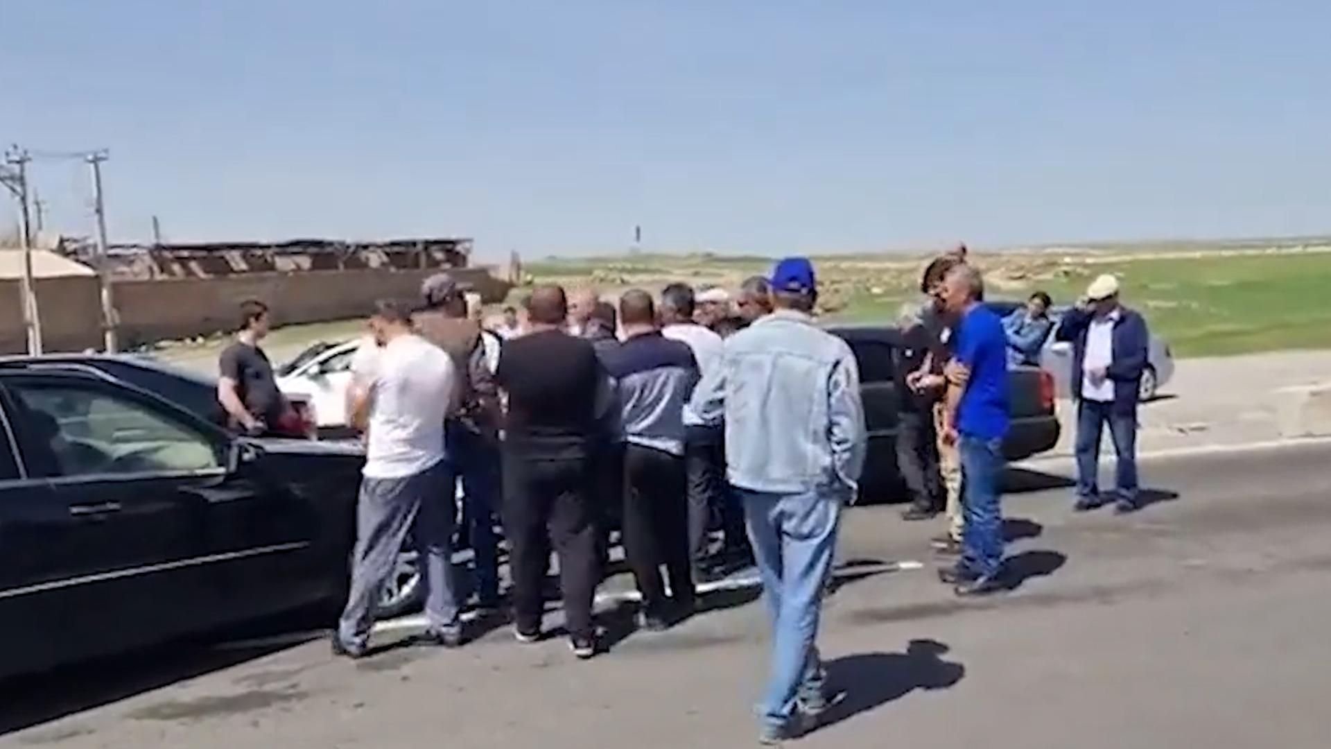 В Армении протестующие перекрыли трактором трассу в Иран