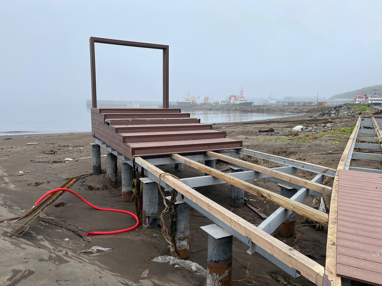 Набережная Северо-Курильска после землетрясения и цунами