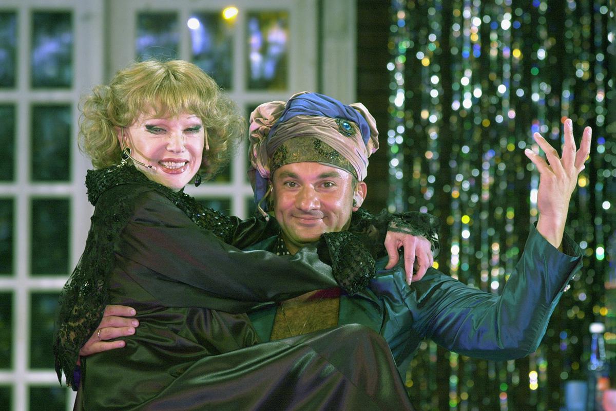 Людмила Гурченко и Николай Фоменко в мюзикле «Бюро счастья», 2003 год