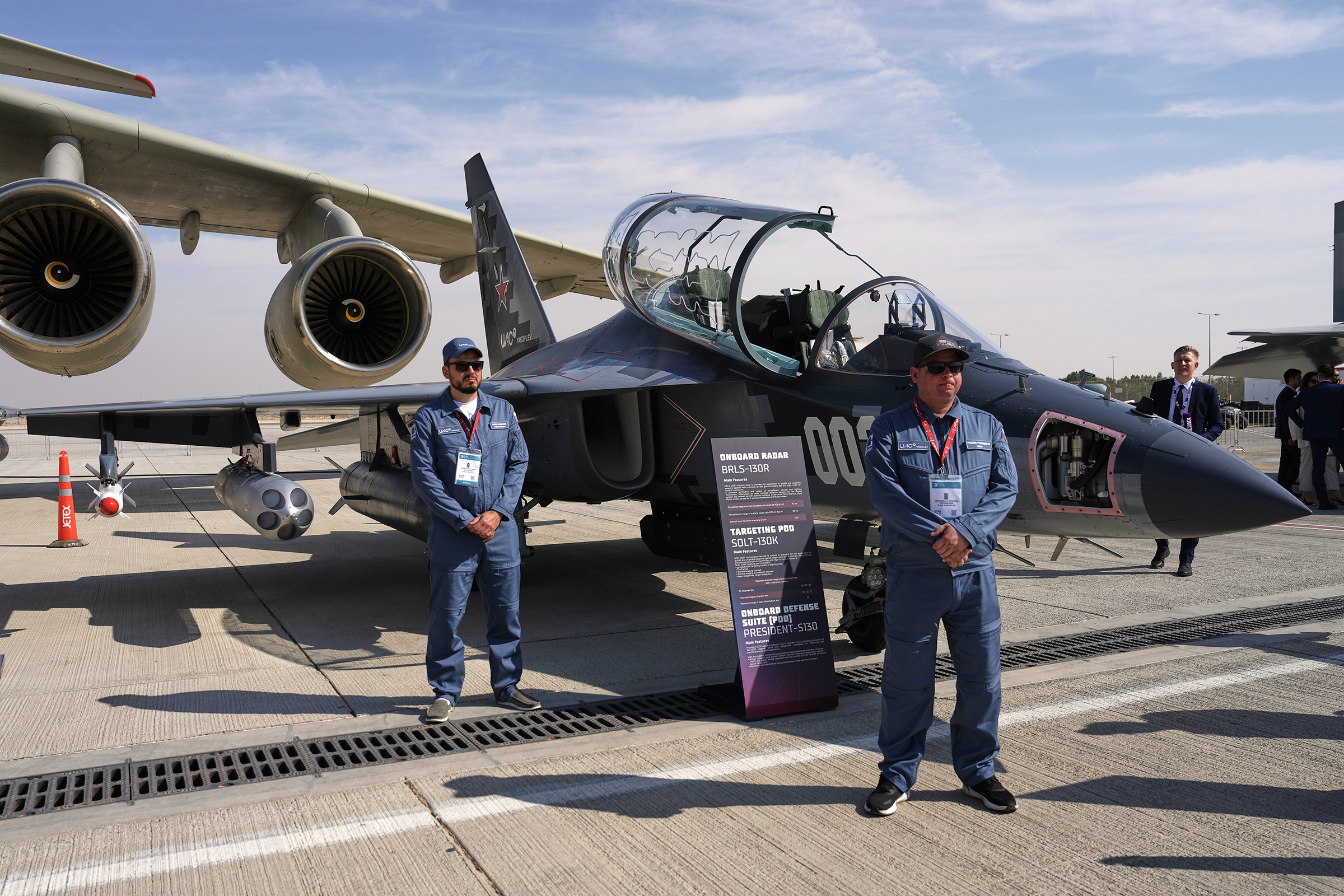 Учебно-боевой самолет ЯК-130М на стенде России.