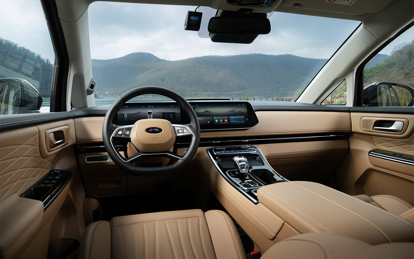 Единственное, что выдает принадлежность к другому типу автомобилей, &mdash; внушительных размеров лобовое стекло