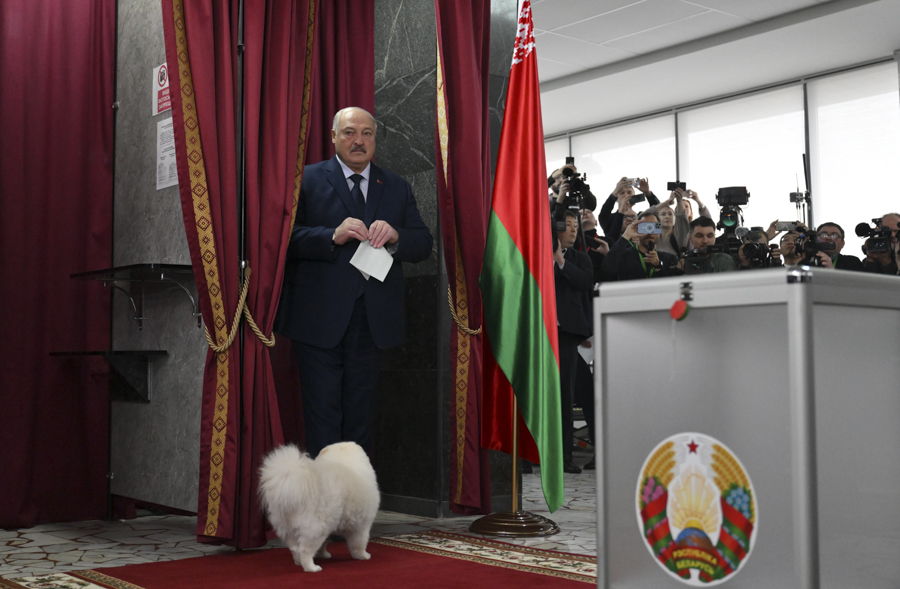 В начале года Александр Лукашенко в седьмой раз победил на выборах президента Белоруссии. Он правит страной с 1994 года. &laquo;Я будущих президентов в обществе тоже ищу и хочу видеть. Но я перебираю многие личности и вижу, что... ну невозможно будет это потянуть. <...> Надо время, чтобы новый человек стал президентом, если не родился. Если у тебя нет задатков президента от природы&nbsp;&mdash; в Белоруссию не суйся&raquo;,&nbsp;&mdash; заявлял Лукашенко.