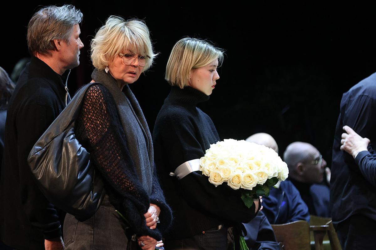 Юлия Меньшова на церемонии прощания с ректором Школы-студии МХАТ Игорем Золотовицким в МХТ имени А. П. Чехова в Москве