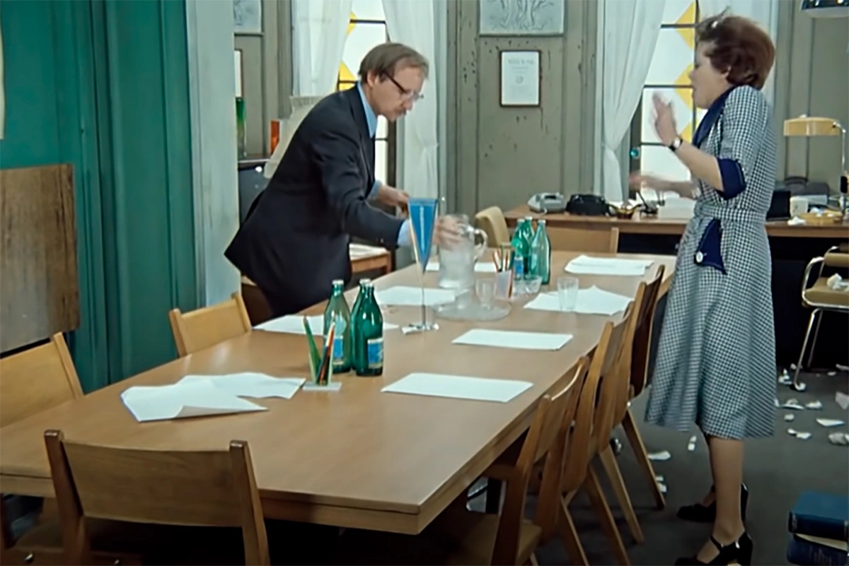 С галстуком что-то не так. В «Служебном романе» нашли странный киноляп