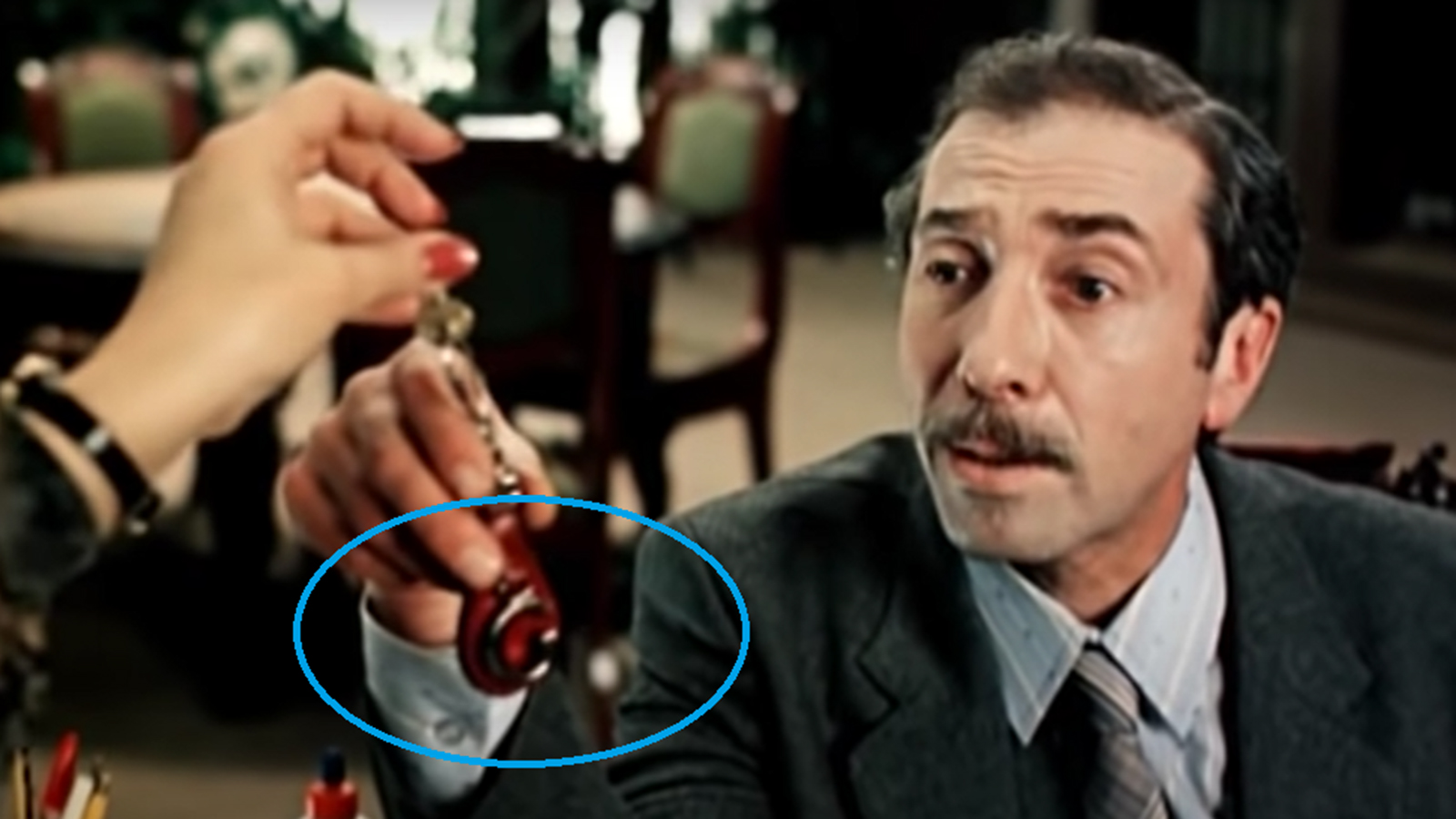 Неверные инициалы на брелке, кадр из фильма «Ищите женщину»