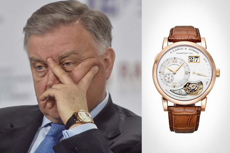 Владимир Якунин, президент РЖД

Марка и модель часов: &nbsp;A.&nbsp;Lange &amp; Sohne, Lange 1 Tourbillon

Страна производства:  Германия

Стоимость:  $176&nbsp;тыс.

Доход в 2014&nbsp;году: 4 млн&nbsp;руб. в месяц ($104 тыс. по среднему курсу за 2014 год)

У Якунина &laquo;юбилейные&raquo; часы, выпущенные к 165-летию компании-производителя в количестве 165 экземпляров. Как пояснили в российском представительстве&nbsp;A.&nbsp;Lange &amp; Sohne, рекомендованная розничная стоимость выпущенной в 2010&nbsp;году модели составляла&nbsp;5,7&nbsp;млн. Эти часы по нынешним ценам как минимум в три раза дороже, чем часы, которые у него были в 2009&nbsp;году &mdash; классической модели этой&nbsp;же марки, но серии Grand Lange с черным циферблатом. Как указано в ответе компании-производителя на запрос&nbsp;РБК, часы выполнены из нового сплава золота, &laquo;который обладает недостижимой прежде твердостью&raquo;. У модели Якунина есть функция остановки секундной стрелки, пишут сотрудники&nbsp;A.&nbsp;Lange &amp; Sohne
