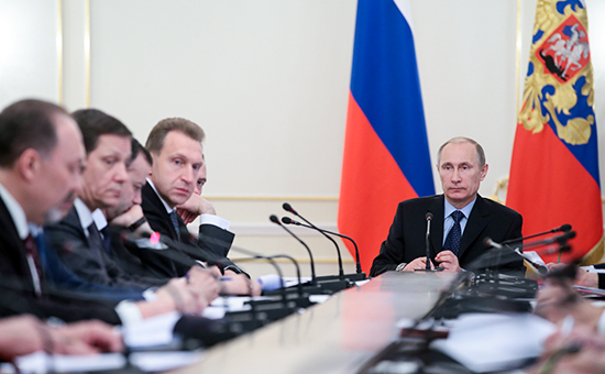 Президент России Владимир Путин (справа) во время заседания президиума экономического совета, январь 2014 года


