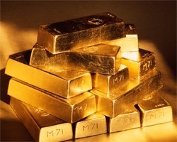 Золото поднялось к максимумам с 12 января