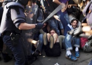 Испанская полиция расчистила площадь для фанатов "Барсы"