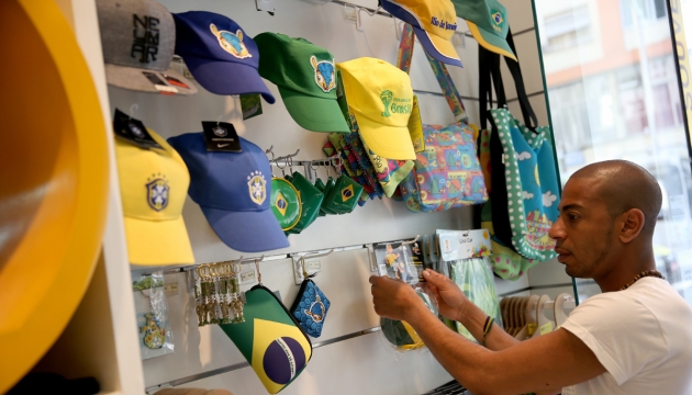 Майкл Дивайн выбирает сувениры Кубка мира в Рио  (Фото Джо Рэддл / Getty Images) 