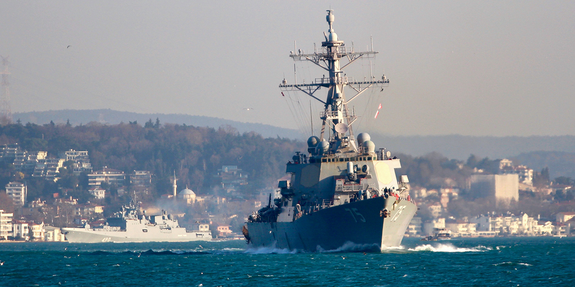 Появилось фото российского фрегата на фоне эсминца США в Босфоре