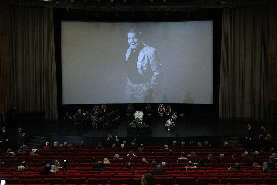 Прощание с Алексеем Булдаковым прошло в Московском доме кино. Во время церемонии звучали песни в его исполнении