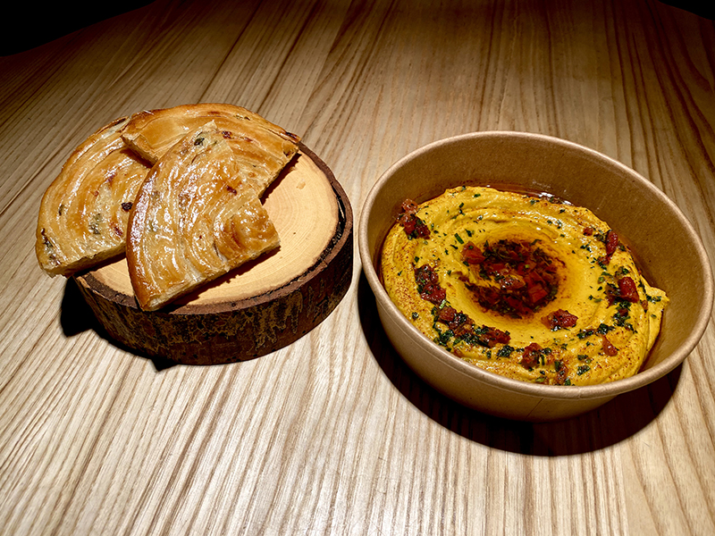 Патир (хлеб из слоеного теста) и хумус с куркумой и вялеными томатами