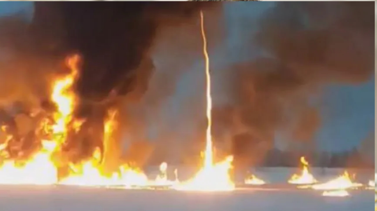 Взрыв исполинов на пересечении рек пала икона. Пожар на реке Обь. Пожар на реке Обь 2021. Экологические катастрофы пожар на реке Обь. Разлив нефти трубопровод.